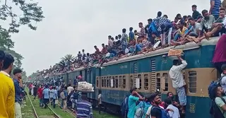 ঘরমুখো যাত্রীদের উপচে পড়া চাপ, টিকিট সংকটে ভোগান্তি